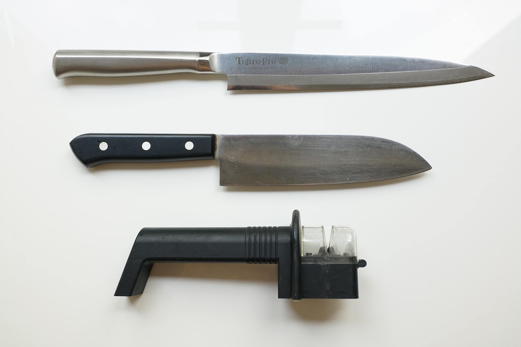 上から柳刃包丁、普通の出刃、京セラロールシャープナー