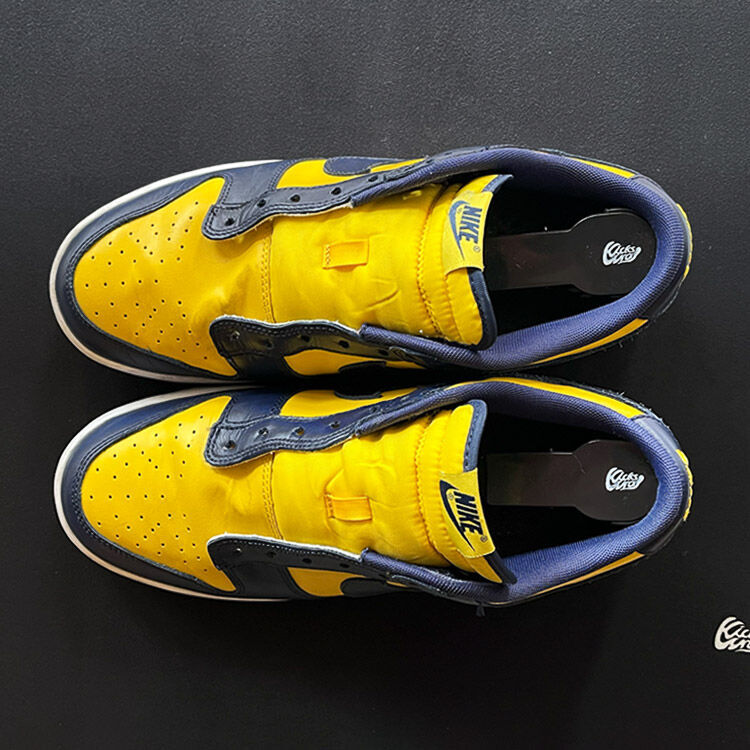 靴紐を外してシューキーパーをセットする