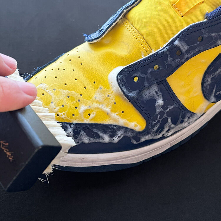 スニーカーのアッパーをクリーニング