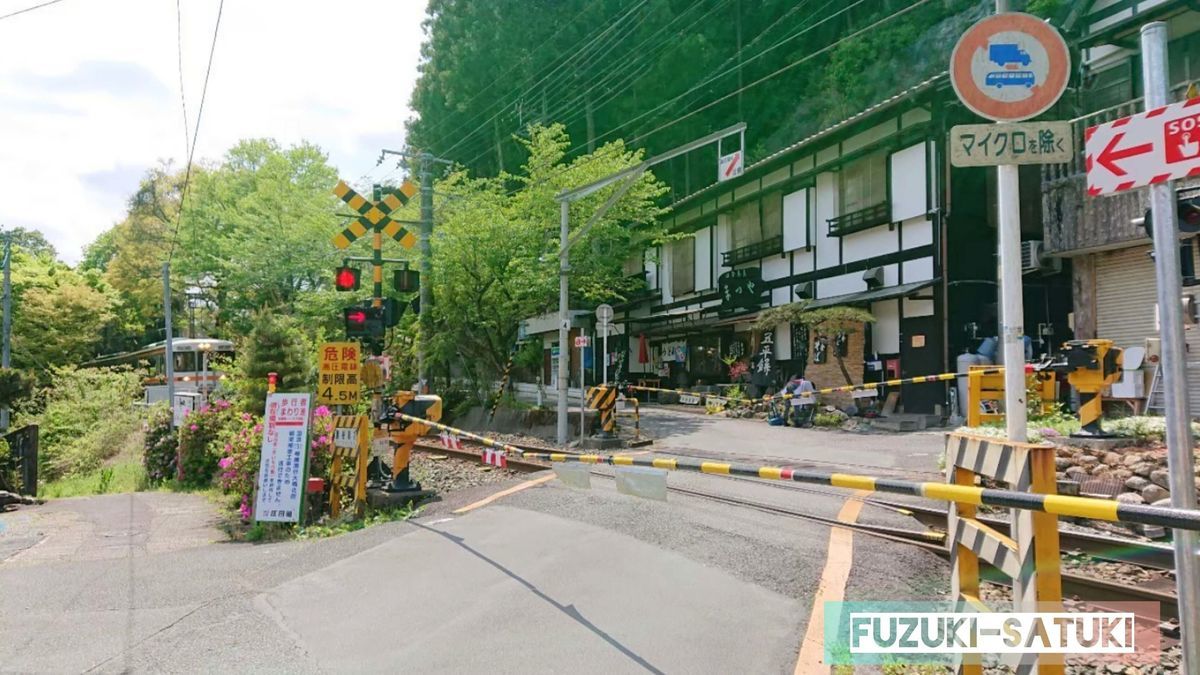 湯谷温泉街にある踏切にて。電車待ち。