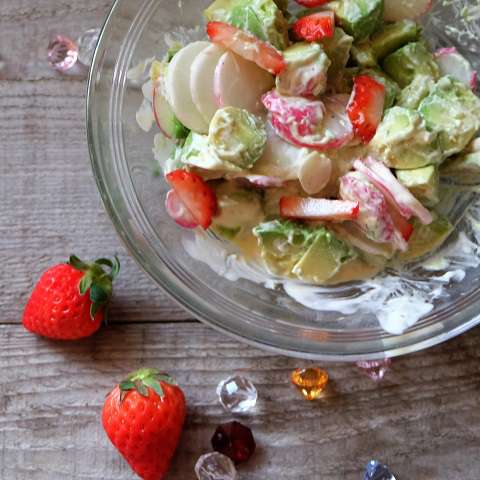 アボカド、ラディッシュ、イチゴと調味料を混ぜる