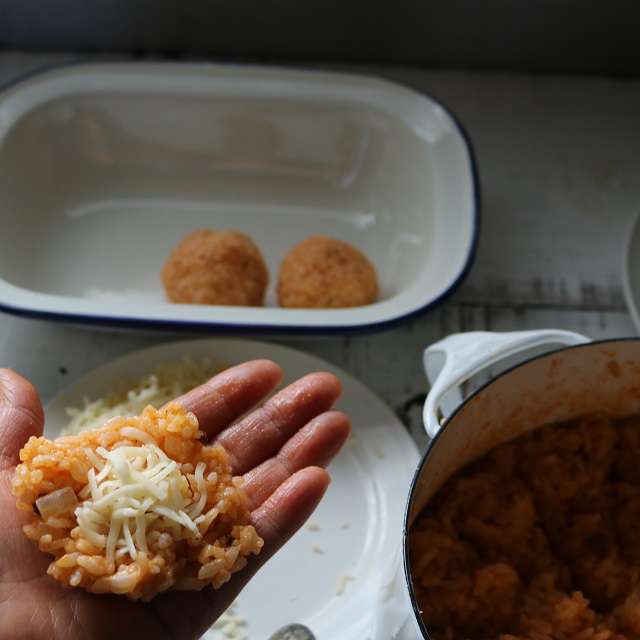 中央にチーズをおき丸くしたら強く握る