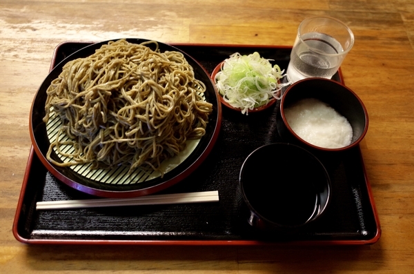 黒胡麻ダッタン蕎麦【大盛550g】(750円)+鯖出汁変更(0円)+とろろ(100円)