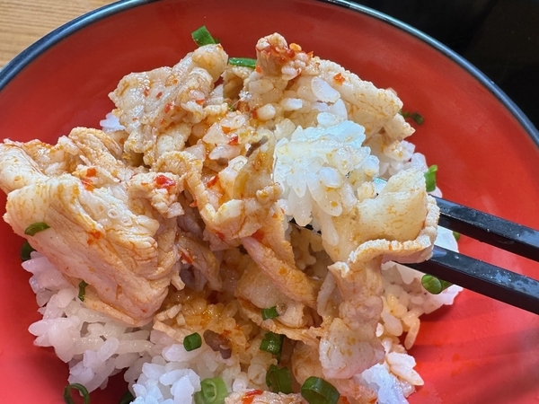 ミニピリ辛豚丼箸リフト