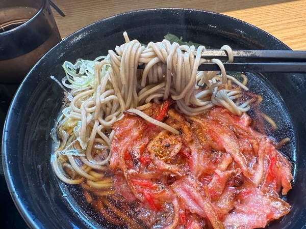 紅生姜天そばを手繰る