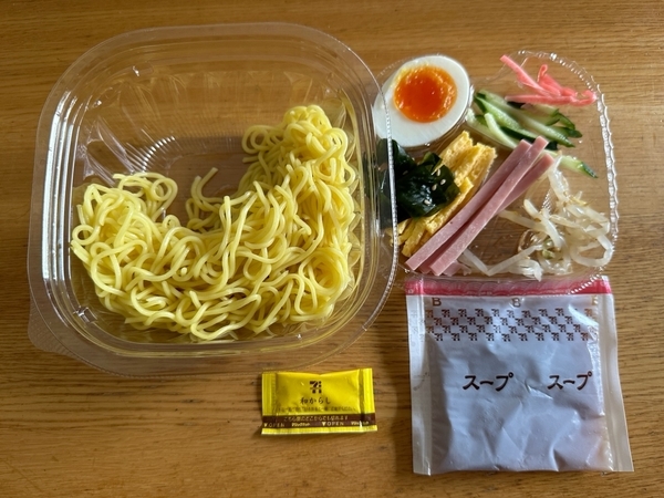 中皿を外しスープと和からしを取り出す