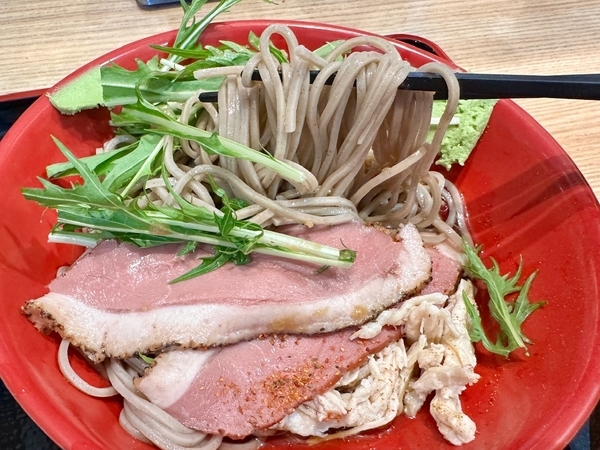 合鴨ロースと蒸し鶏と水菜そばを手繰る