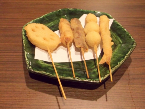 東京都練馬区田柄5丁目にある串焼き・串揚げ、居酒屋のお店「前田屋商店」 東京都練馬区田柄5丁目にある串焼き・串揚げ、居酒屋のお店「前田屋商店」串揚げ(左からレンコン、串カツ豚、串カツ牛、うずら、えび)