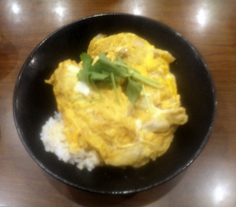 埼玉県春日部市緑町6丁目にあるうどんの「丸亀製麺 春日部緑町店」親子丼(中)と帆立かき揚げ、れんこん天ぷらとかしわ天 埼玉県春日部市緑町6丁目にあるうどんの「丸亀製麺 春日部緑町店」親子丼(中)と帆立かき揚げ、れんこん天ぷらとかしわ天