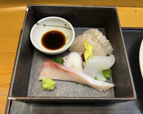 茨城県鹿嶋市宮中6丁目にある「季節料理 四季亭」本日のおすすめセット 楓 メインダブル(魚、肉)