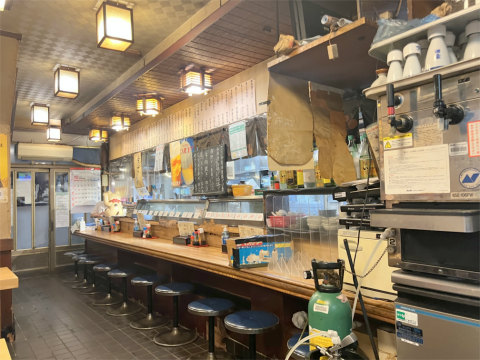 東京都葛飾区立石4丁目にある鳥料理、魚料理の「鳥久」店内