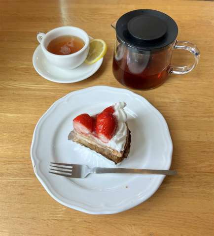 埼玉県入間市下藤沢3丁目にあるカフェ「cake&cafe CHALON(ケーキ アンド カフェ シャロン)」ホットレモンティーとミルフィーユ