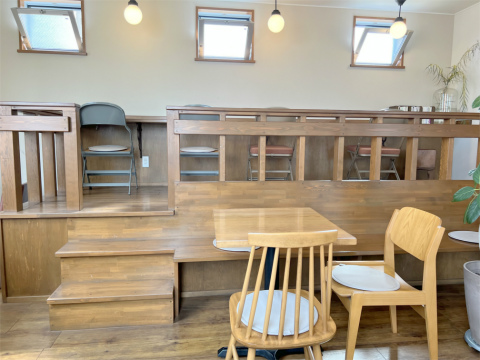 埼玉県入間市下藤沢3丁目にあるカフェ「cake&cafe CHALON(ケーキ アンド カフェ シャロン)」店内