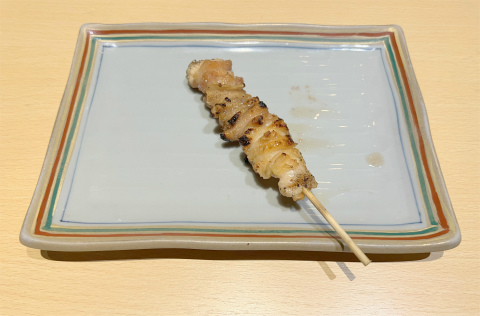 神奈川県横浜市中区常盤町5丁目にある焼鳥店「炭火焼専門店 鶏炎 TORIEN 本店」焼鳥(皮)