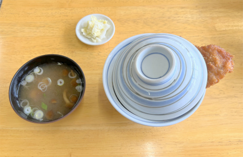 埼玉県秩父市三峰にある定食店「三峯山 大島屋」わらじかつ丼