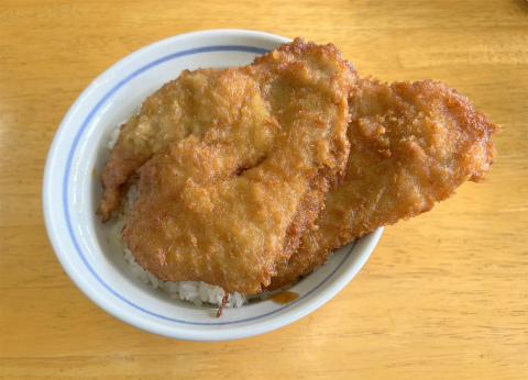 埼玉県秩父市三峰にある定食店「三峯山 大島屋」わらじかつ丼