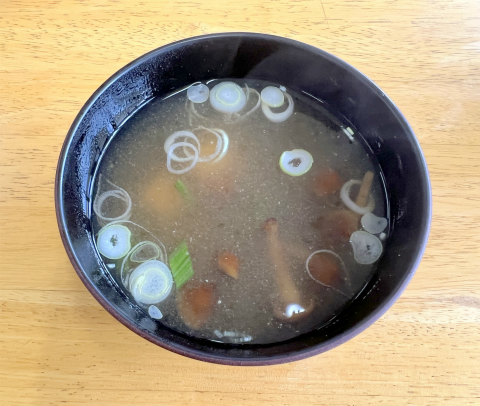 埼玉県秩父市三峰にある定食店「三峯山 大島屋」わらじかつ丼に付く味噌汁(なめこ汁)
