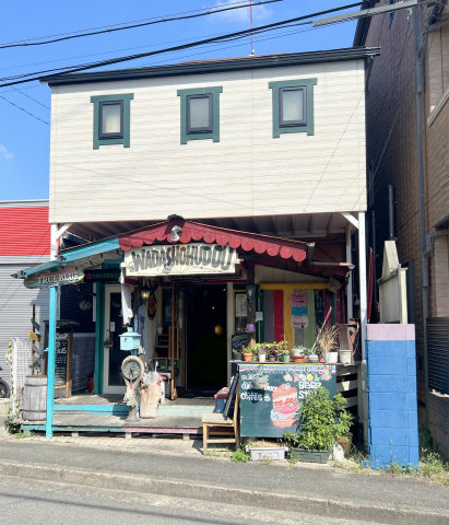 神奈川県横浜市港北区高田東1丁目にあるハンバーガーショップの「WADASHOKUDO(和田食堂)」店舗外観