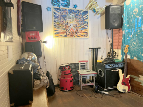 神奈川県横浜市港北区高田東1丁目にあるハンバーガーショップの「WADASHOKUDO(和田食堂)」店内