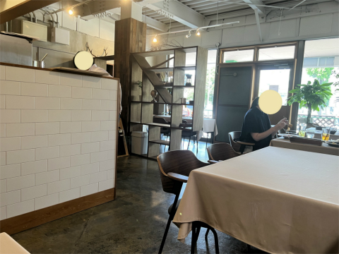 埼玉県秩父市熊木町にあるカフェ「CAFE&BISTRO Erable (エラーブル)」店内