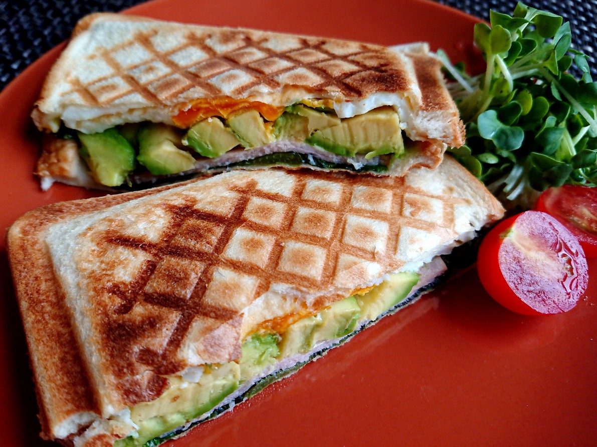 f:id:oomametomame:20190730011751j:plain アボカドが挟まったホットサンド