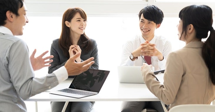 たたき台の内容について議論するビジネスパーソンたち