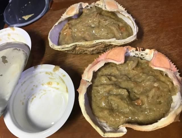 解凍した蟹味噌を甲羅に詰める