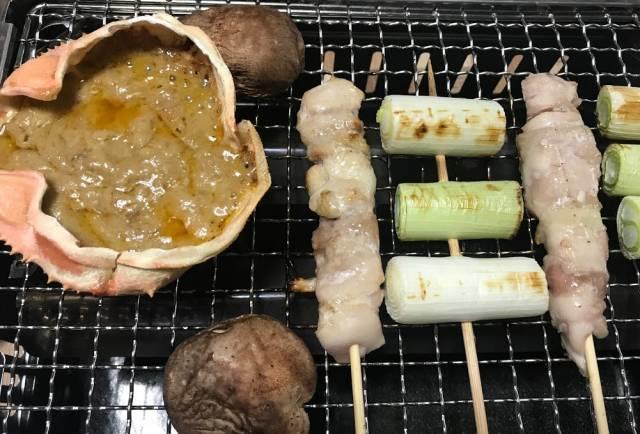 炉ばた焼器で蟹味噌甲羅焼、やきとり、しいたけ、長ネギ