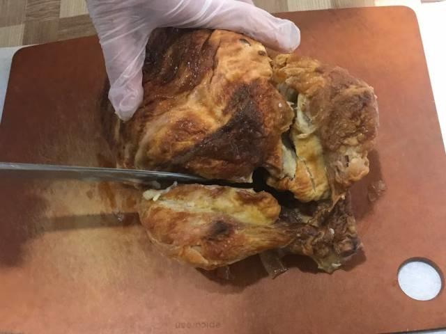 コストコの「ロティサリーチキン」をさばくところ