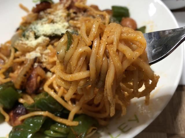 「マルちゃんナポリタン焼そば」をひとくち