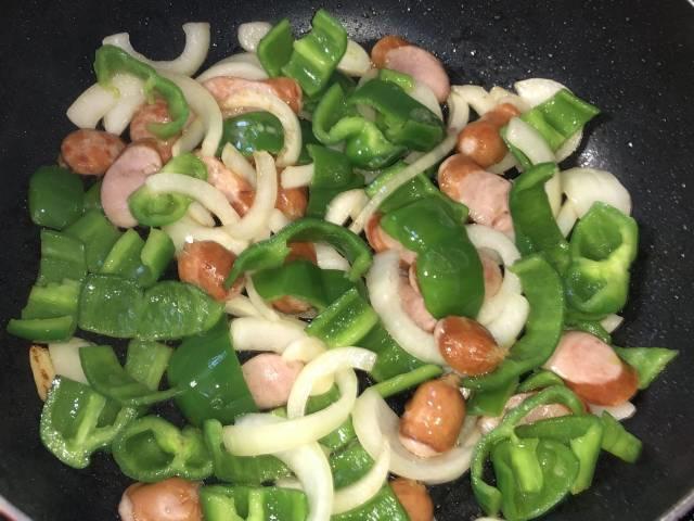 具材をカットしフライパンで炒める