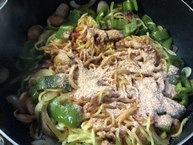 粉末ソースを振りかける