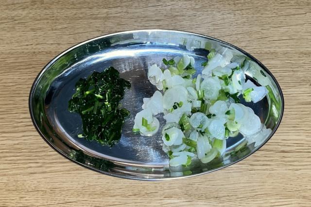 写真:茹でた七草を食べやすい大きさに切る