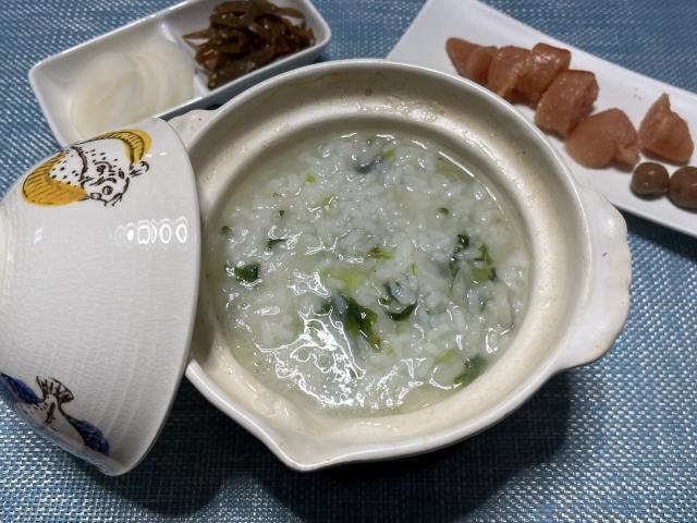 写真:「七草粥」の食事