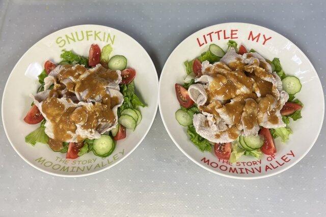 写真:「豚しゃぶの棒々鶏ソースがけ」の完成