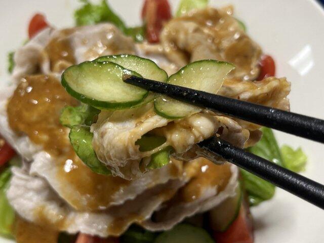 写真:「豚しゃぶの棒々鶏ソースがけ」をひとくち