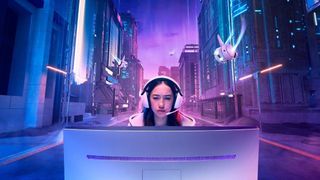Sony INZONE - en pige sidder med Inzone hovedtelefoner og kigger på en gamerskærm.