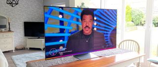 Samsung S95B OLED-tv op tafel