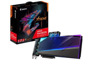 Ett Radeon RX 6900 XT-kort visas upp mot en vit bakgrund bredvid sin tillhörande förpackning.