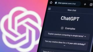 Et nærbilde av ChatGPT på en telefon, med en uskarp OpenAI-logo i bakgrunnen av bildet.