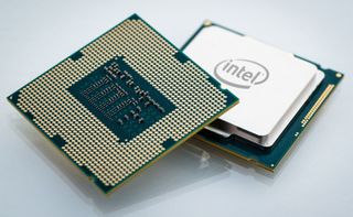 Intel Core i9 -suoritin valkoista taustaa vasten