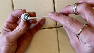 Earbuds werden wird mit einem Wattestäbchen gereinigt.