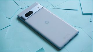 Das Google Pixel 7a ist vergleichsweise günstig, aber noch immer alles andere als ein Budget-Smartphone