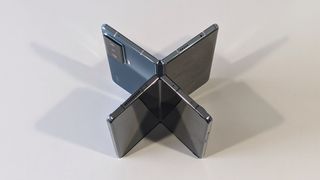 Honor Magic Vs und das Samsung Galaxy Z Fold 4 aneinandergereiht wie ein Schmetterling