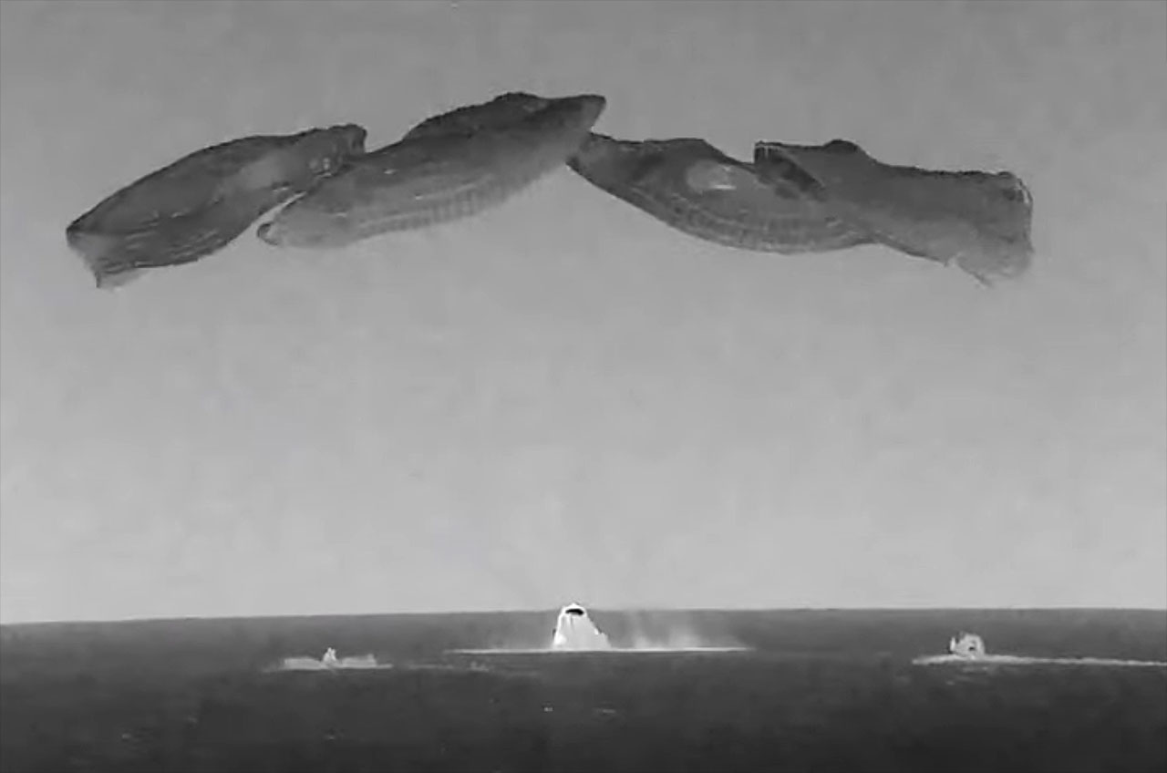 nfrared view of SpaceX Dragon "Endurance" splashing down in the Gulf of Mexico with the Crew-3 astronauts on board after a 176-day mission to the International Space Station on Friday, May 6, 2022.