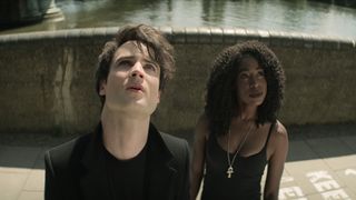 Dream (Tom Sturridge) og Death (Kirby Howell-Baptiste) ser på en bygning utenfor bildet i TV-serien «The Sandman» på Netflix