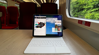 Unterwegs arbeiten: Ein iPad in einem Zug, iPadOS 16 erkennbar