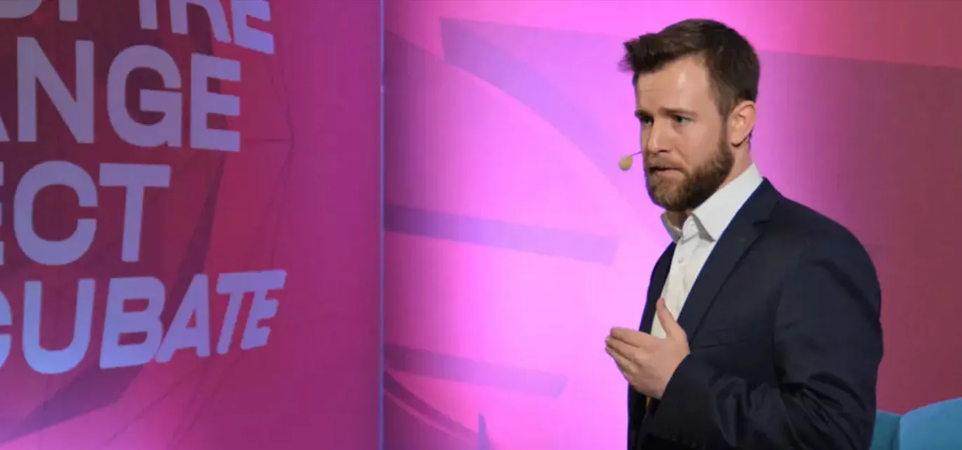 Florian Hübner alias Herr Tech hält eine Keynote auf der Bühne