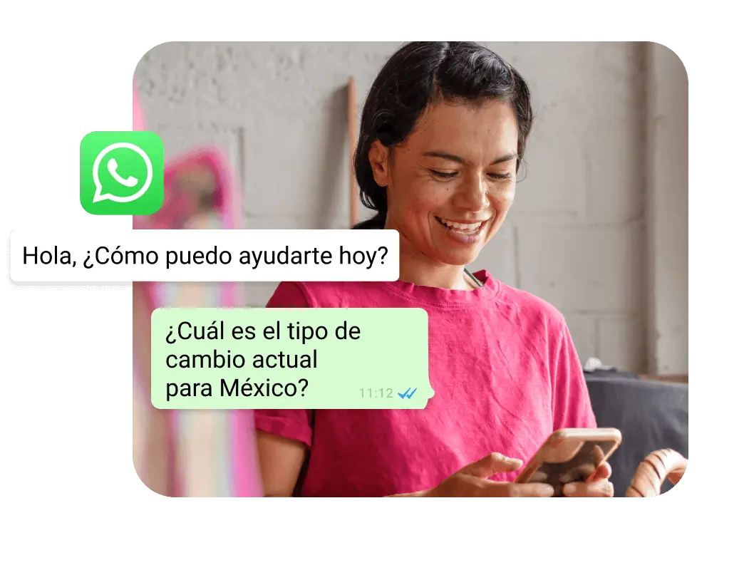 Una mujer sonríe con su teléfono mientras pregunta por el tipo de cambio para México en un chat de WhatsApp con Remitly.