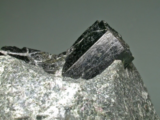 アルベゾン閃石